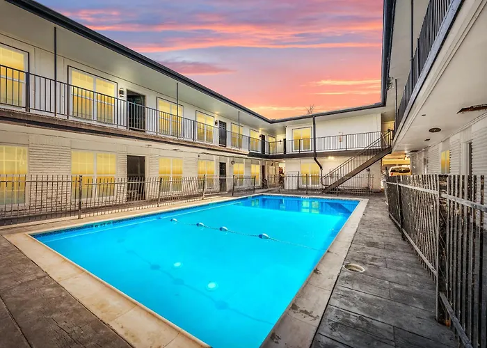 Warm Heights 2Br With Pool & Free Parking