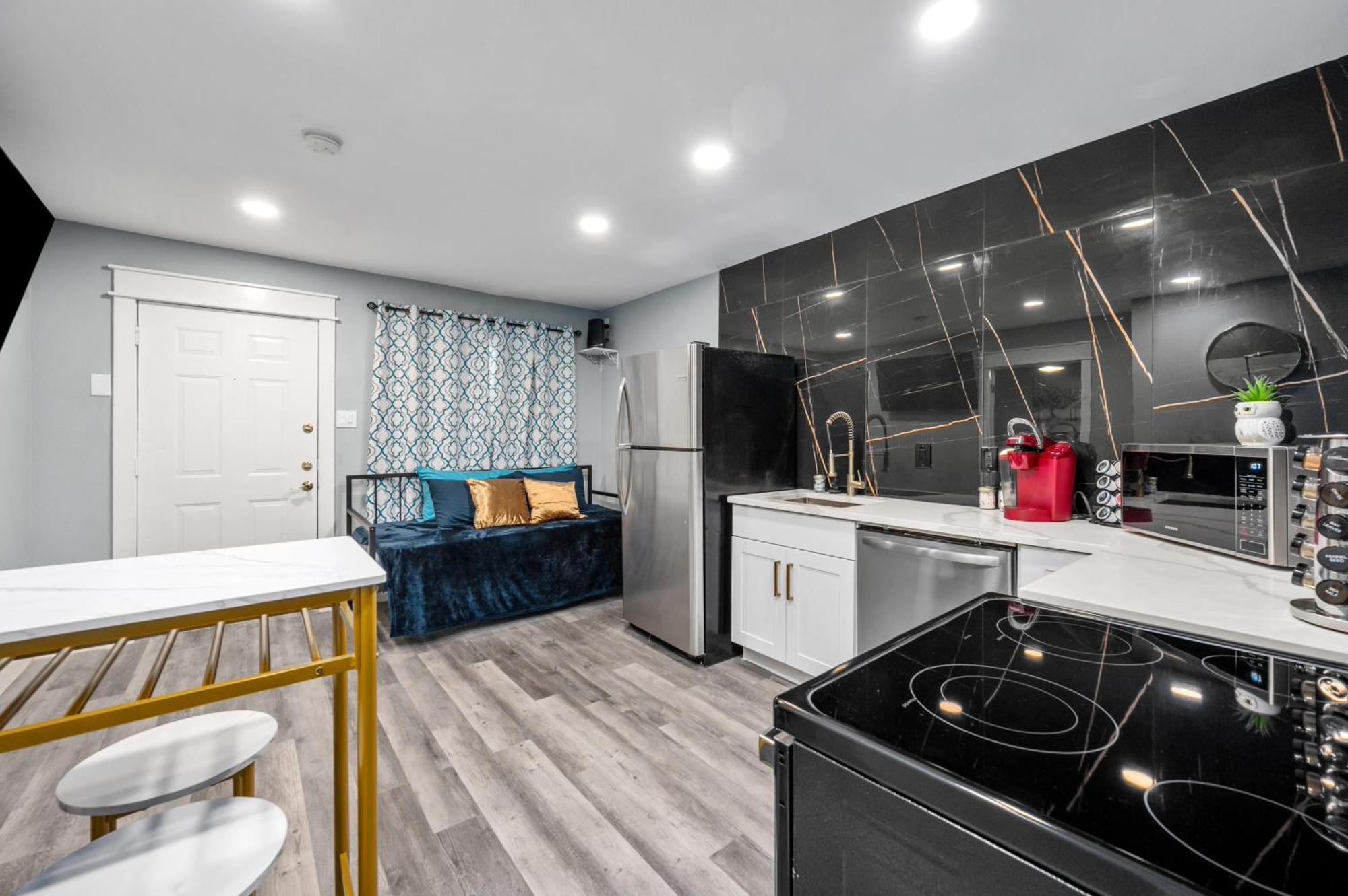 Warm Heights 2br With Pool & Free Parking