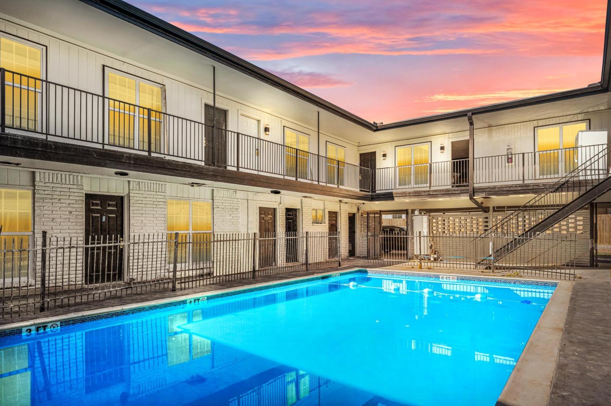 Apartment Warm Heights 2br With Pool & Free Parking Houston