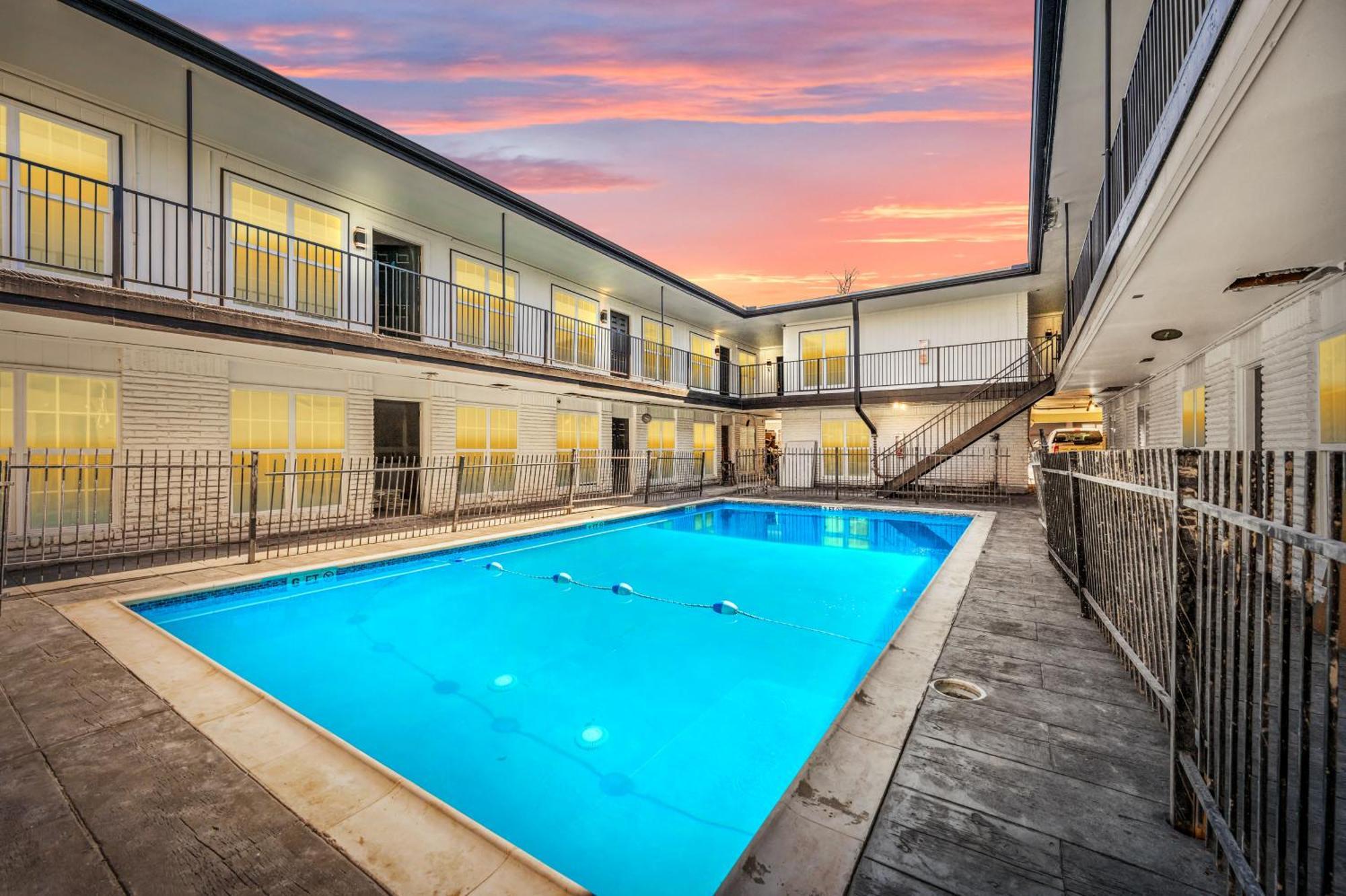 Warm Heights 2br With Pool & Free Parking * Houston